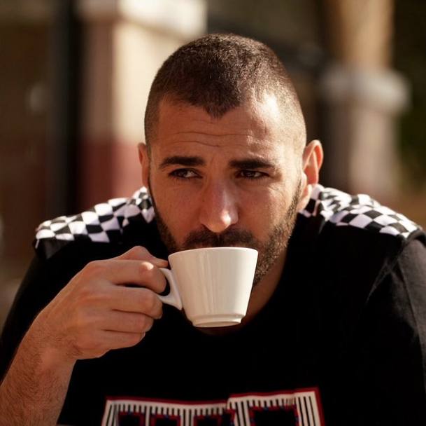 Anche Karim Benzema, 28 anni, tazza di caff in mano, augura a tutti i suoi fan un sereno Natale. 